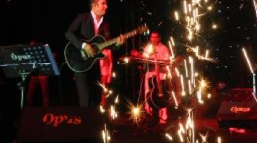 &Uuml;nl&uuml; Sanat&ccedil;ı Ferhat G&ouml;&ccedil;er&rsquo;den Ay&ccedil;i&ccedil;eği Festivalinde Muhteşem Final