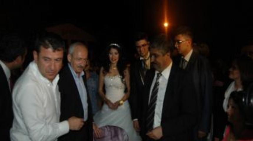 Kılı&ccedil;daroğlu &ldquo;k&uuml;st&uuml;m&rdquo; T&uuml;rk&uuml;s&uuml;n&uuml; Dinledi