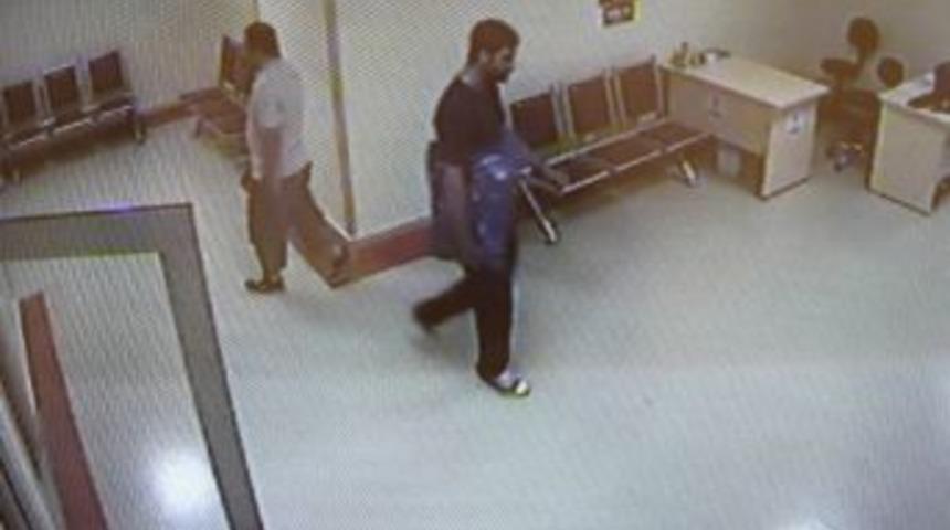 Lcd Televizyonu &Ccedil;alarken Kameraya Takıldı