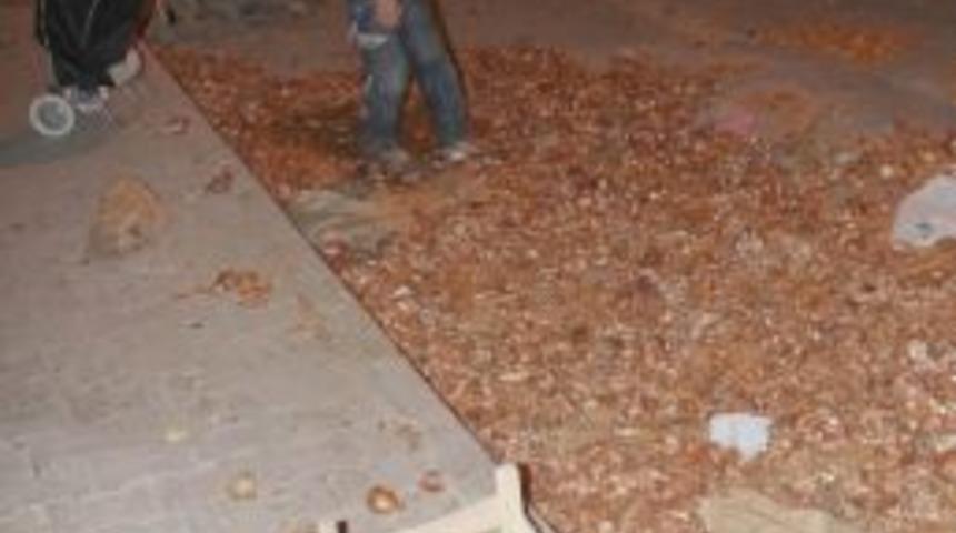 K&uuml;&ccedil;&uuml;k Senem Pazarcıların D&ouml;kt&uuml;ğ&uuml; Yiyecekleri Topluyor