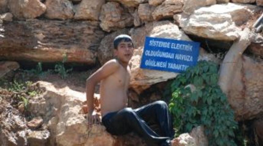 Şelalede Tehlikeli Y&uuml;zme