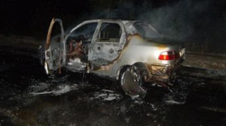 Seyir Halindeki Ara&ccedil; Yandı: 3 Yaralı