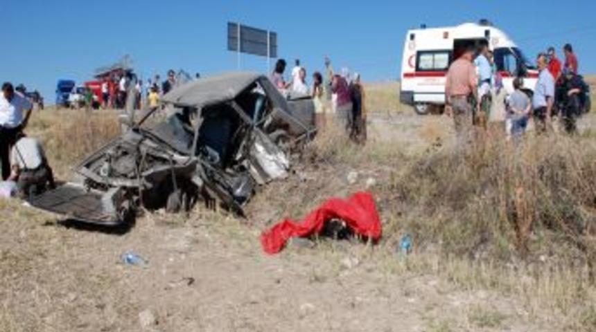 Burdur-Karamanlı Yolunda Kaza: 2 &Ouml;l&uuml;, 4 Yaralı