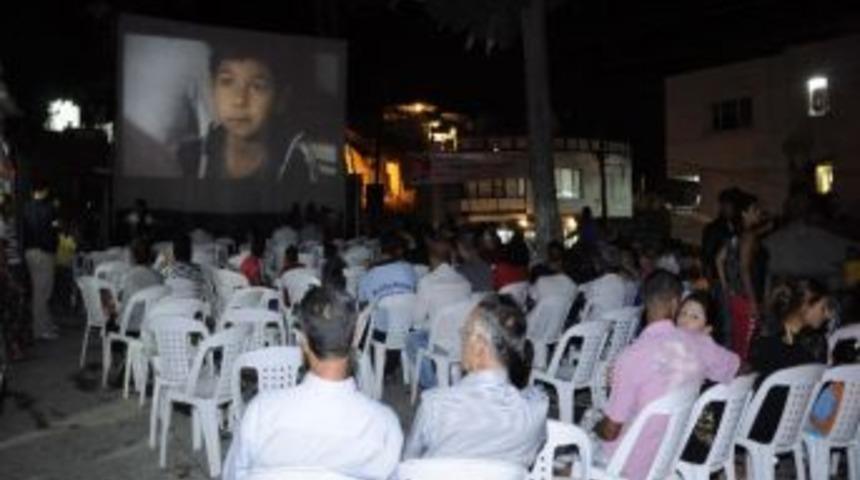 Kuşadası Chp&rsquo;den Nostaljik A&ccedil;ık Hava Sinema Şenliği