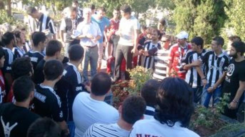 'Optik Başkan' Lakaplı Mehmet Işıklar, Kabri Başında Anıldı