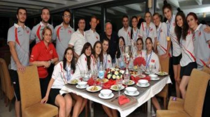 Şampiyon Gençlere Başkan Karabıyık'tan Yemek