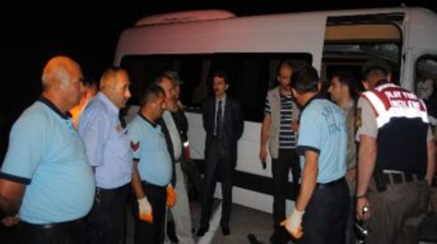 Levhaya &ccedil;arpan ara&ccedil;ta 4 kişi &ouml;ld&uuml;