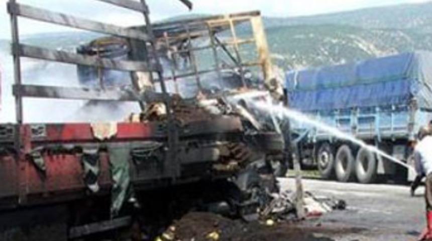 PKK Şemdinli'de yol kesip araç yaktı