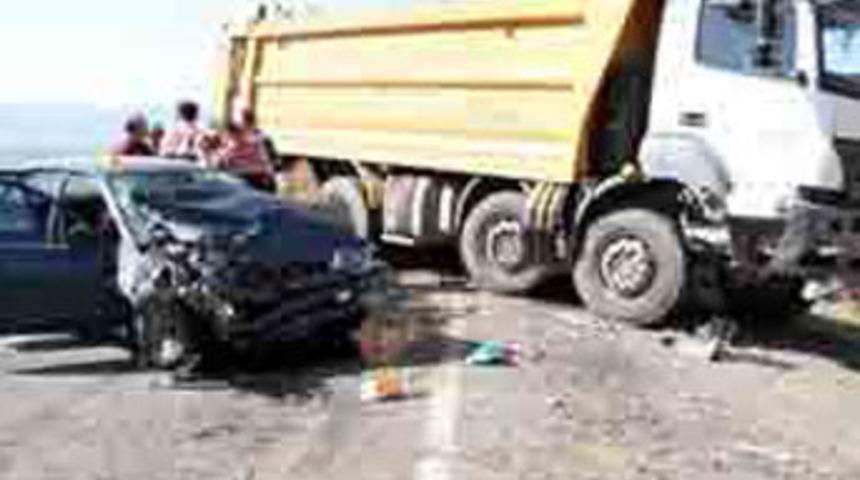 Kaymakam şof&ouml;r&uuml; oğluyla kazada &ouml;ld&uuml;