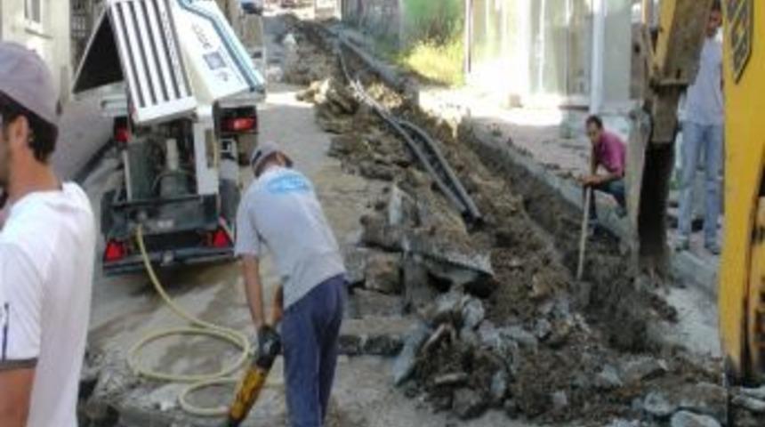 Ak&ccedil;akoca'da Fiberoptik Kablo D&ouml;şemeleri S&uuml;r&uuml;yor