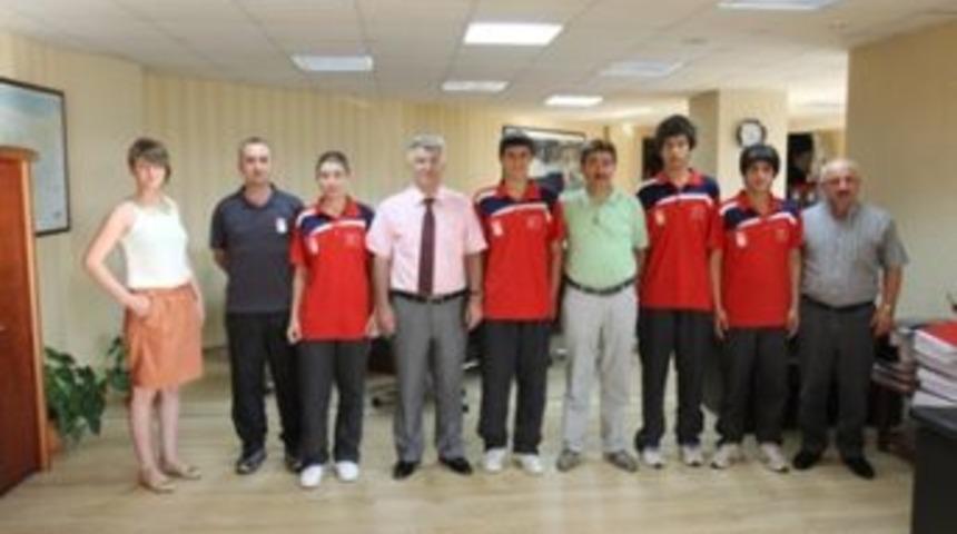 &Ouml;zak, Buz Hokeycileri kabul etti