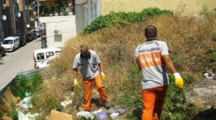 &Ccedil;&ouml;pl&uuml;ğe D&ouml;nen Bah&ccedil;eyi Belediye Ekipleri Temizledi