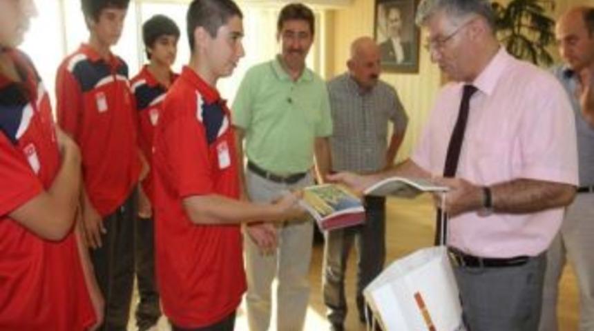 Başkan Vekili &Ouml;zak, Buz Hokeyi Oyuncularını Ağırladı