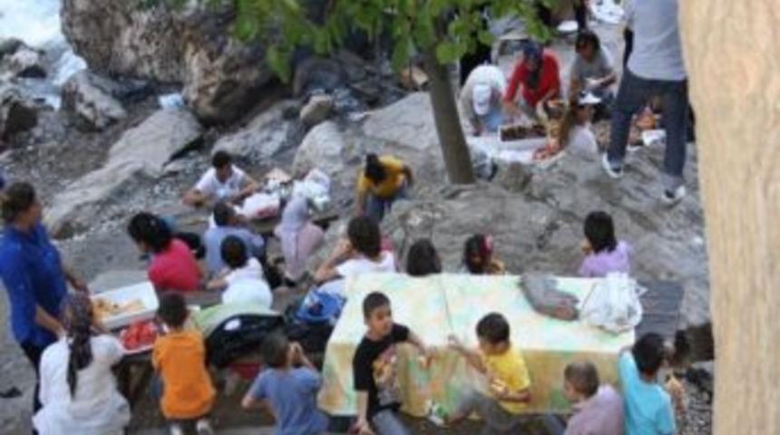 Hayırseverler &Ccedil;ocukları Yine Sevindirdi