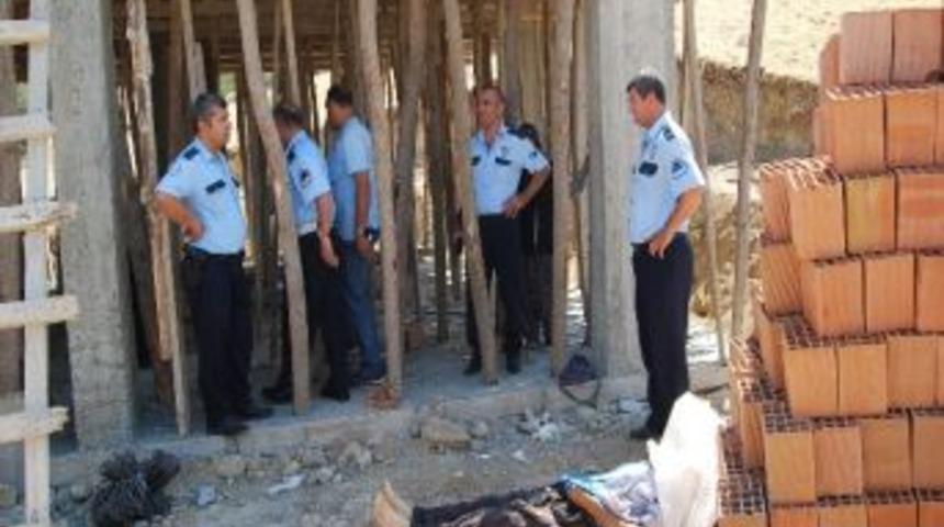 İnşaat İş&ccedil;isi &Ccedil;alışırken &Ouml;ld&uuml;