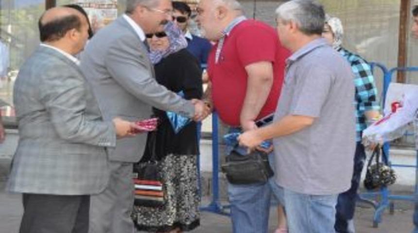 Mhp Esnafa T&uuml;rk Bayrağı Dağıttı