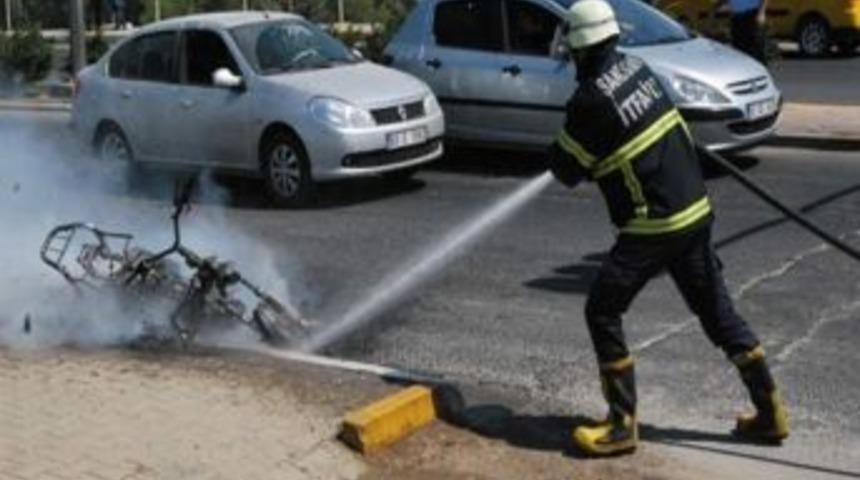 Karayolda Motosiklet Alev Alev Yandı