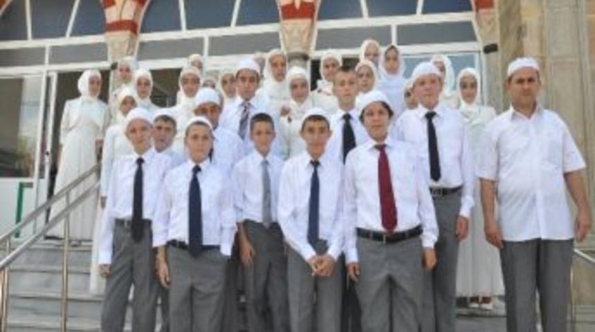 Kur'an Kursu &Ouml;ğrencilerinin Hatim Sevinci