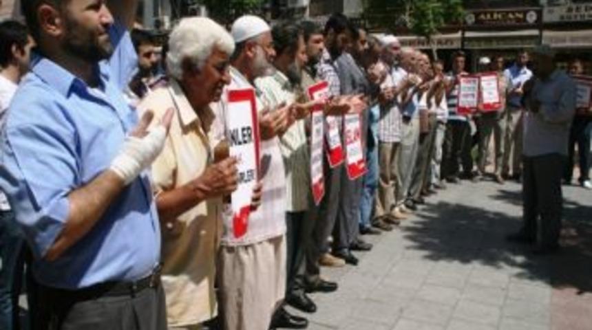 Adana'da Şehitler İ&ccedil;in Gıyabi Cenaze Namazı Kılındı