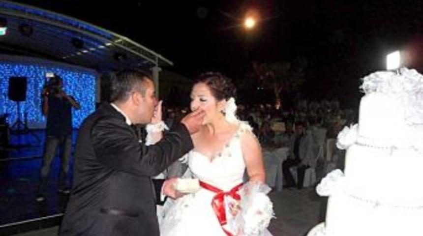 Başkan Lofçalıoğlu Kızını Evlendirdi