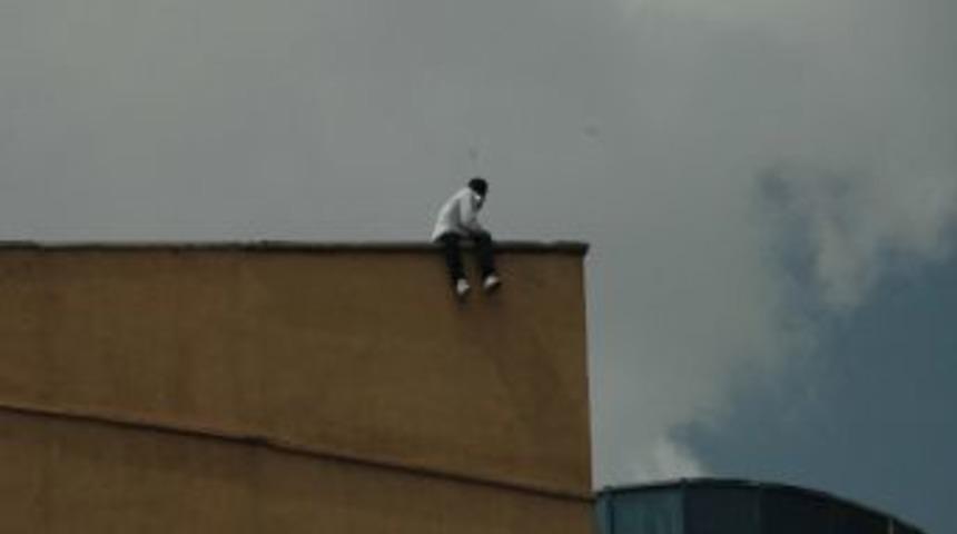 Sevdiği Kızı Alamayınca &Ccedil;atıya &Ccedil;ıktı