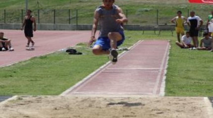 Besyo Sınavında Şemsiye Ve Sandalyeler Havada U&ccedil;uştu