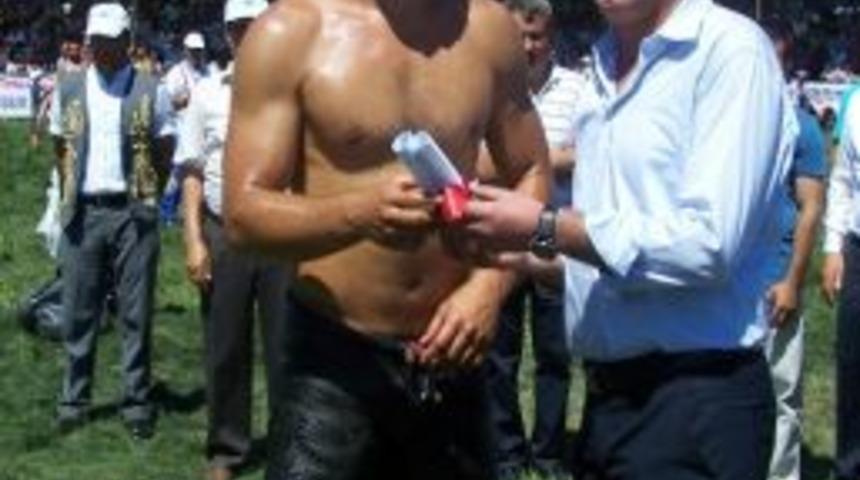 Başpehlivan Ali G&uuml;rb&uuml;z&rsquo;e İki Adet Arsa Tapusu