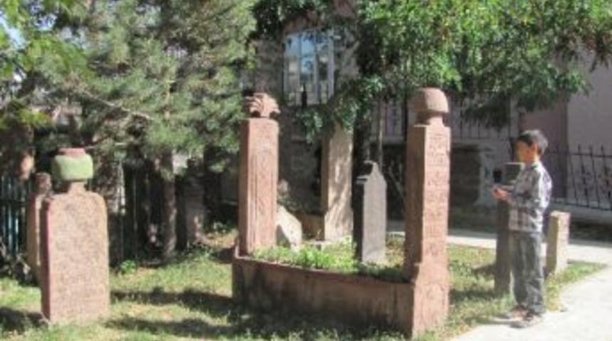 Esat Paşa Haziresi Kaderine Terk Edildi