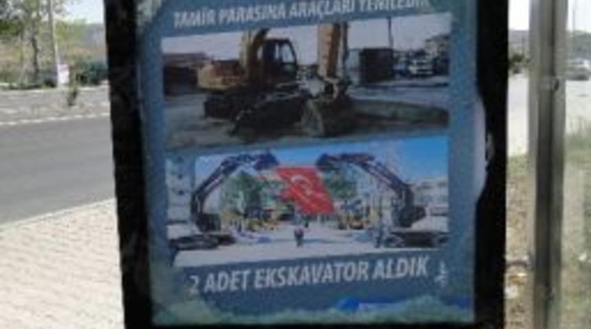 Otob&uuml;s Duraklarının Camlarını Kırdılar