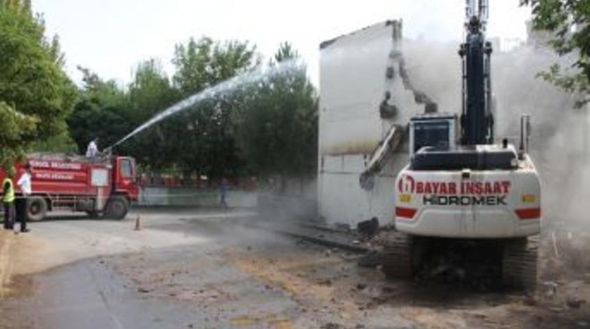 Belediye, Kentsel D&ouml;n&uuml;ş&uuml;me Kendi Binasını Yıkarak Başladı