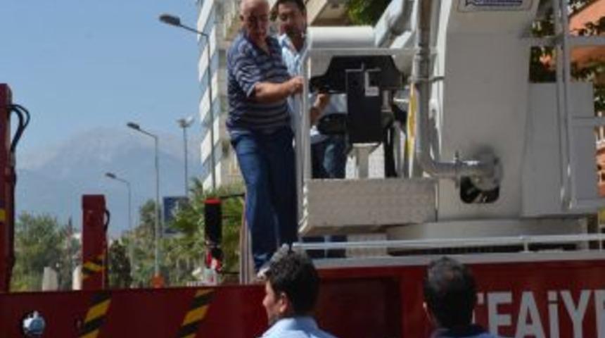 Hırsızlık I&ccedil;in Girdiği Evden Itfaiye Merdiveniyle Indirildi
