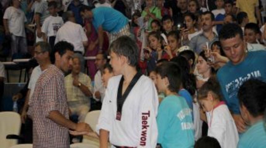 Gen&ccedil; Tekvandocular Olimpiyat Şampiyonundan Imza Almak I&ccedil;in Birbiriyle Yarıştı
