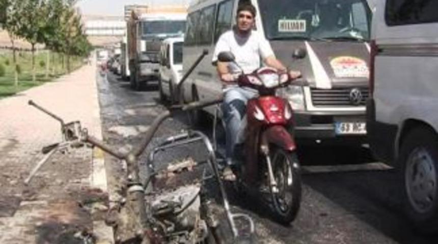 Alev alan motosiklet k&uuml;l oldu