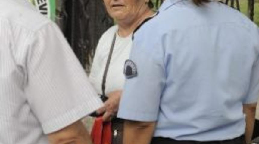 &Ccedil;anakkale&rsquo;de Hastane Duvarına Bırakılan &Ccedil;anta Paniğe Sebep Oldu