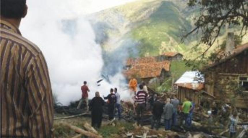 İhsangazi&rsquo;de Ahşap Bina Yandı