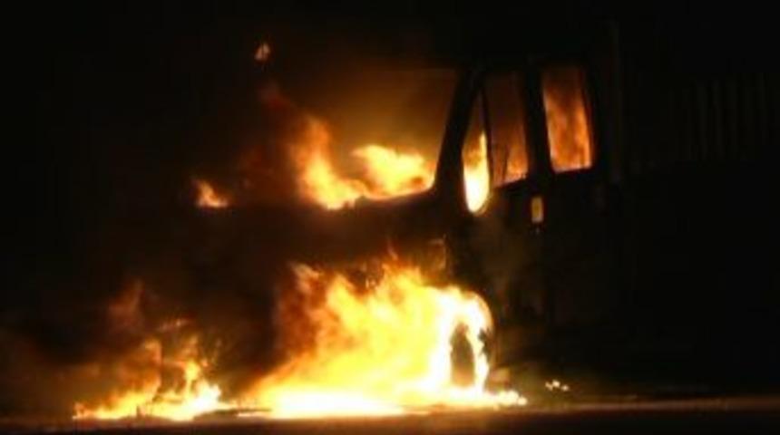 Seyir Halindeki Kamyonet Yandı