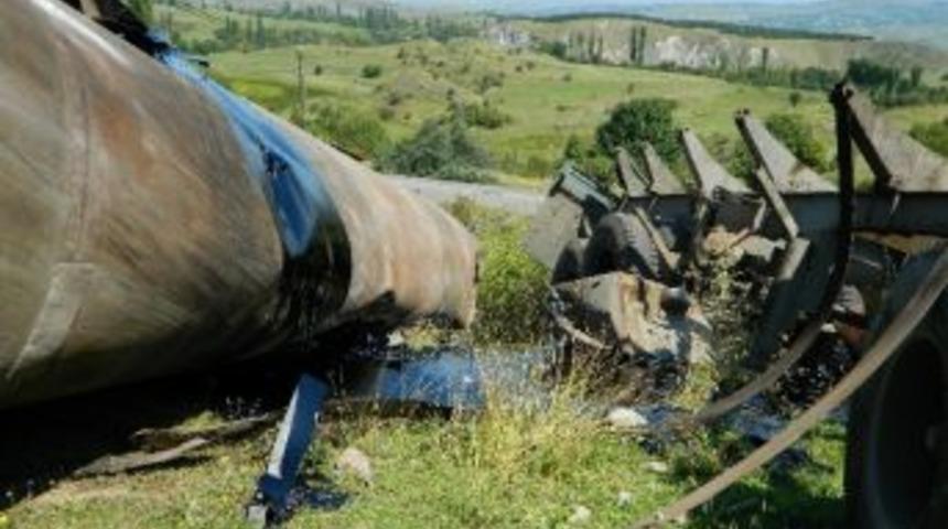 Asfalt Malzemesi Taşıyan Tanker Devrildi