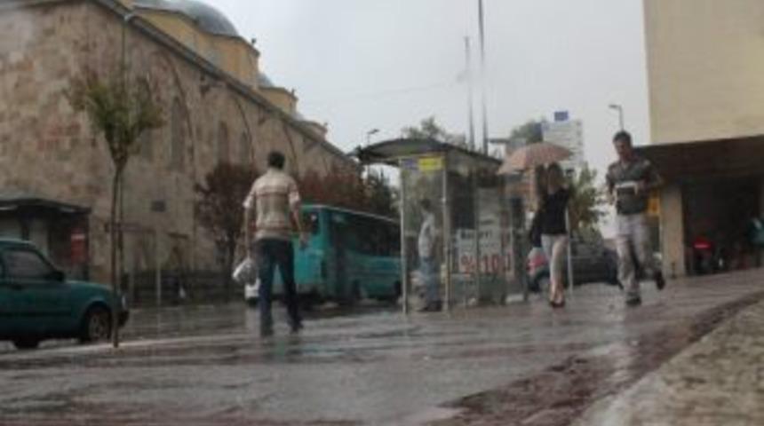 Ani Bastıran Yağmur İşe Gidenleri Yakaladı