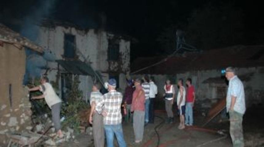 Elektrik Kontağından &Ccedil;ıkan Yangın Evi K&uuml;l Etti