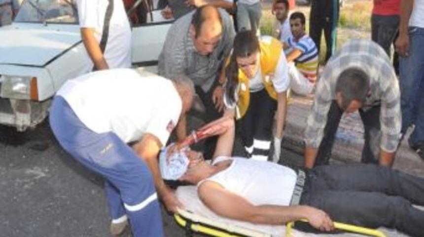 Kamyonet Otomobille Çarpıştı: 4 Yaralı