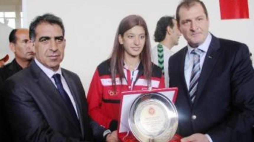 Vatso Başkanı Nadiroğlu&rsquo;na Spora Destek Plaketi