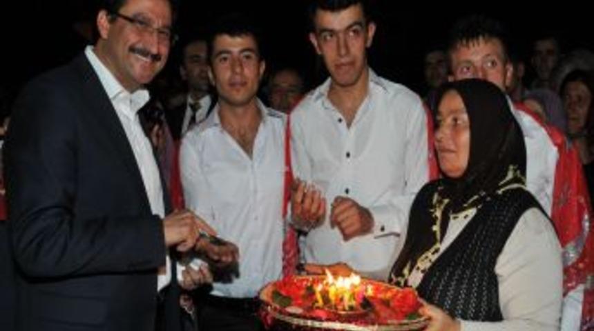 Belediye Başkanı Ak, Asker Adaylarına Kına Yaktı