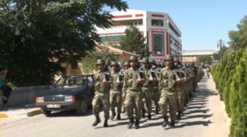 T&ouml;ren Provası Sonrası Askerler Slogan Atarak Y&uuml;r&uuml;d&uuml;