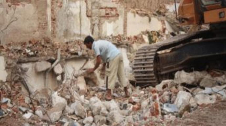 Demir Toplayarak Evlerine Ekmek G&ouml;t&uuml;r&uuml;yorlar