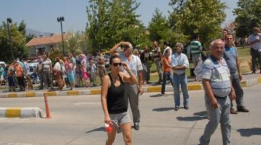 Eşini G&ouml;zyaşlarıyla Uğurladı