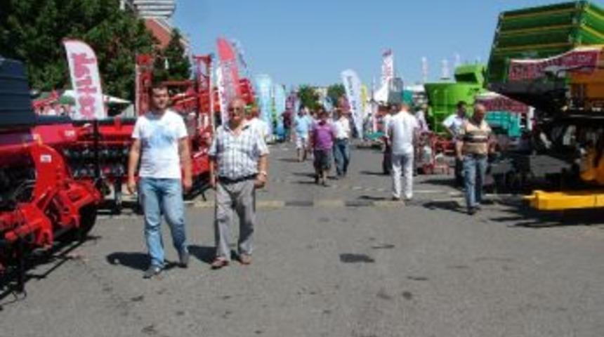 &Ccedil;ift&ccedil;iler Fuara İlgi G&ouml;steriyor