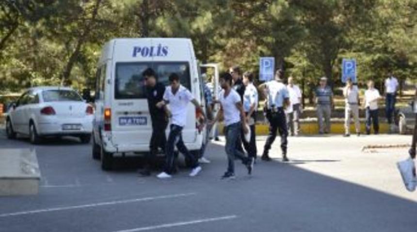 Bı&ccedil;aklı Kavgaya 4 Tahliye 1 Tutuklama