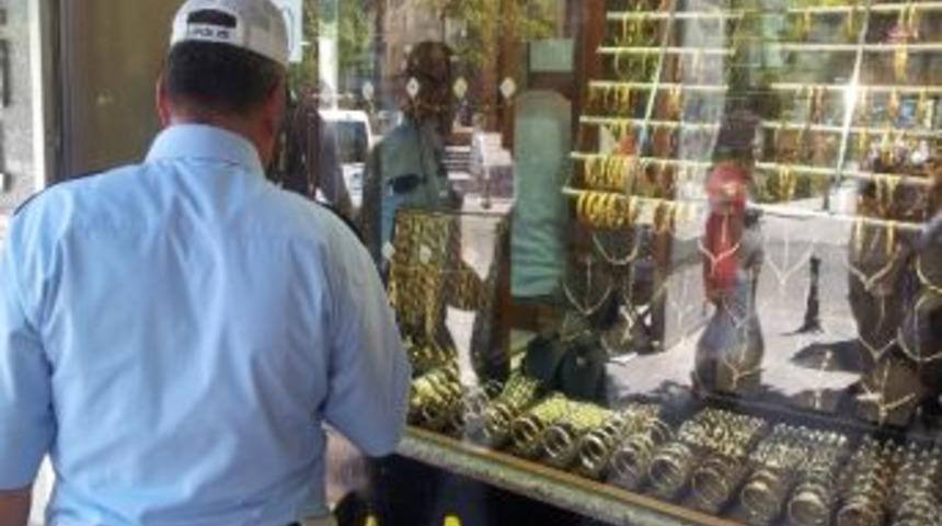 Kuyumcudan Bilezikleri Aldı Ka&ccedil;tı