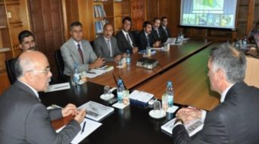 Vali Pek, İl &Ouml;zel İdaresi&rsquo;ni Ziyaret Etti