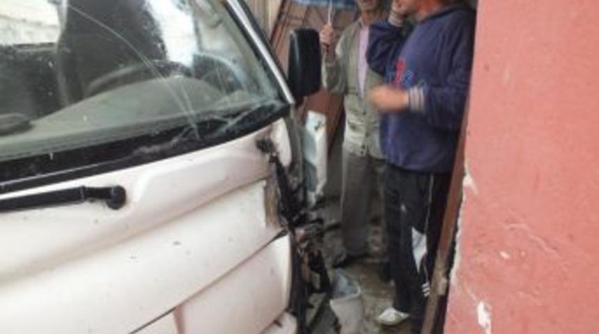 &Ouml;nce Duvara Ardından Kapıya &Ccedil;arparak Durdu